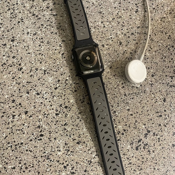 Apple Aluminum 40 mm Series Watch GPS 5 series - Picture 2 of 2